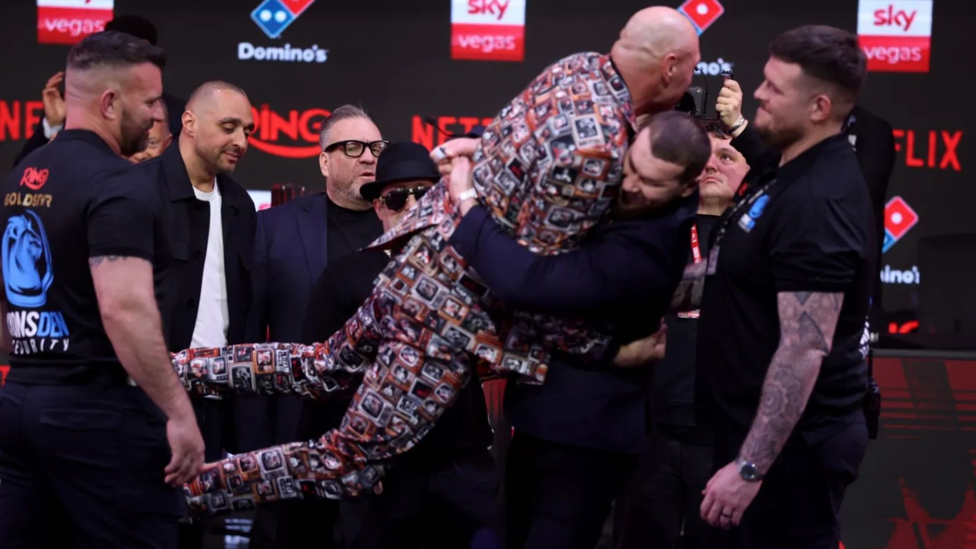 Makhmudov podnosi Fury'ego podczas face-offu przed walką w Rijadzie