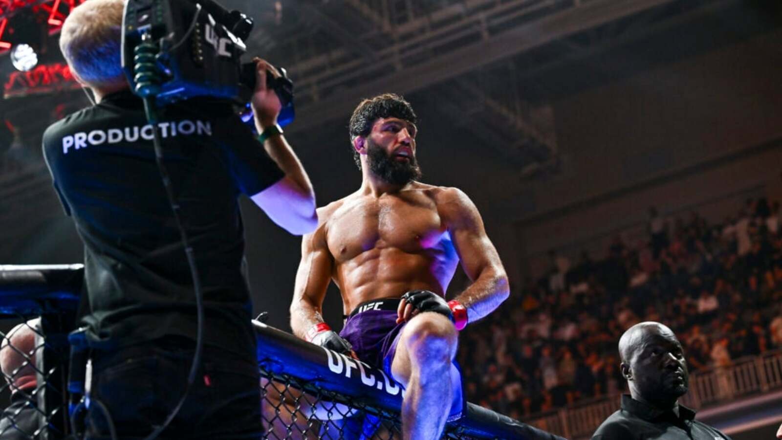 Arman Tsarukyan próbuje przeskoczyć płot, by zaatakować rywala po gali MVP MMA 1