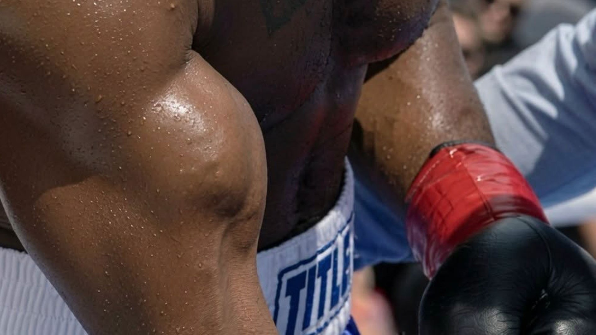 Koszmarna kontuzja podczas walki. Boxer zerwał biceps, a na ramieniu pojawił się ogromny guz