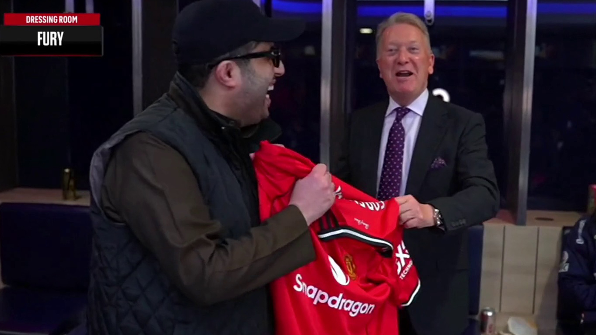 Turki Alalshikh otrzymuje koszulkę Manchesteru United podczas gali z udziałem Tysona Fury'ego