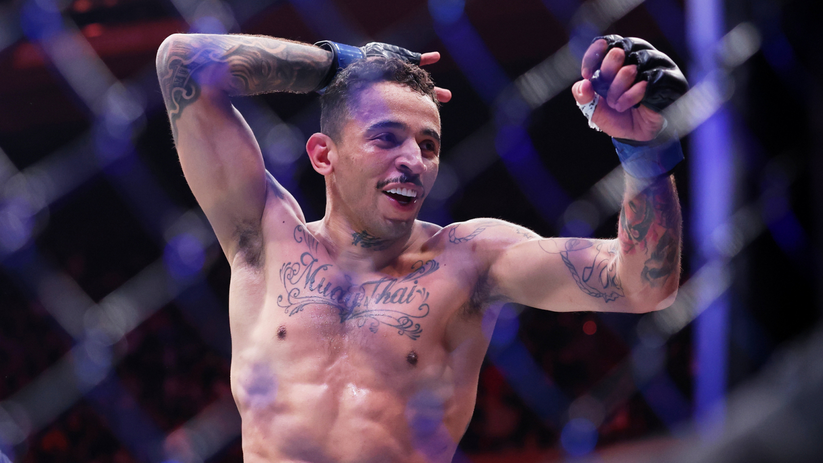 Carlos Prates skradł show na gali MMA na Węgrzech: Od „ring boya” po sprzątanie maty