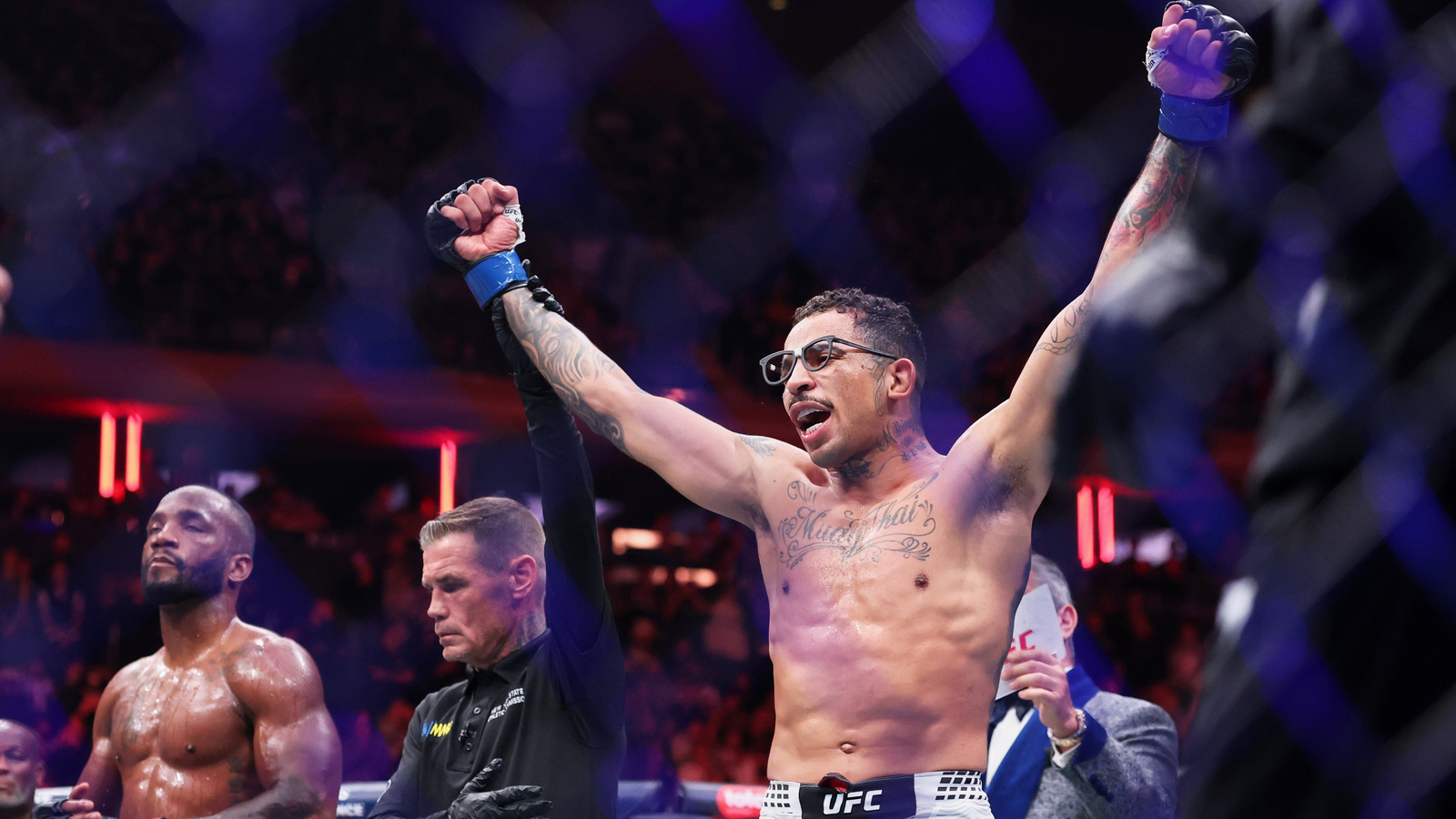 Carlos Prates kontuzjowany po gali UFC w Perth. Brazylijczyk w wózku zakupowym w hotelowym lobby