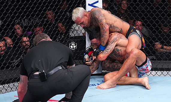 Charles Oliveira pokonuje Maxa Hollowaya i zdobywa pas BMF na UFC 326