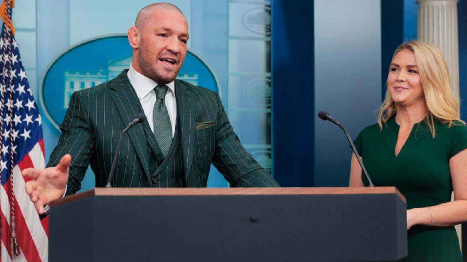 Conor McGregor wskazuje cios, który znokautuje Maxa Hollowaya na UFC 329