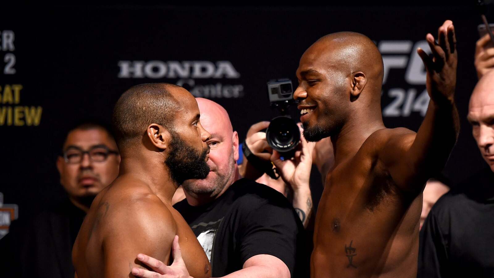 Daniel Cormier twierdzi, że Jon Jones odrzucił siedmiocyfrową ofertę na walkę zapaśniczą
