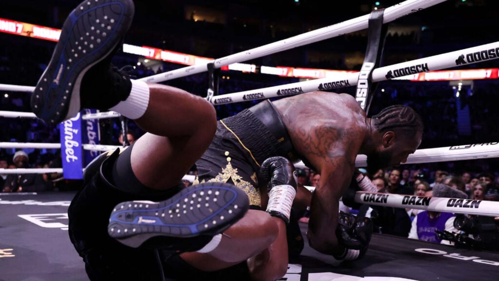 Deontay Wilder pokonuje Dereka Chisorę. „The Bronze Bomber” psuje pożegnanie Brytyjczyka