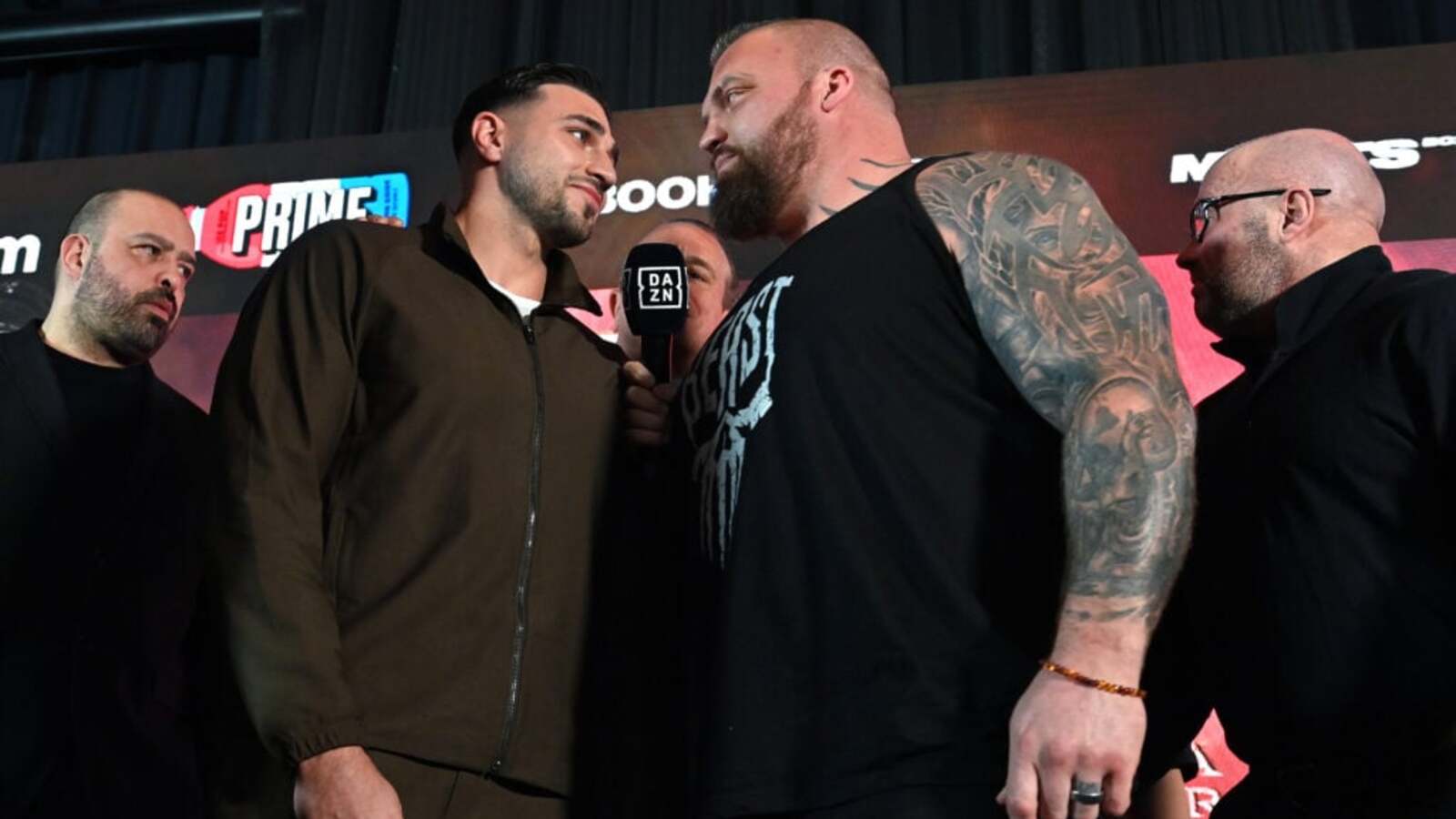 Eddie Hall i Tommy Fury stanęli naprzeciw siebie. Różnica w budowie jest ogromna