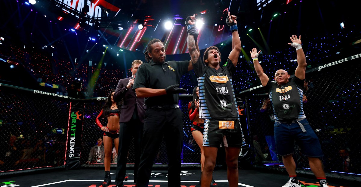 Herb Dean obronił kontrowersyjne zakończenie walki Adriano Moraeza z Phumi Nkutą: „Jestem pewien, że decyzja była słuszna”