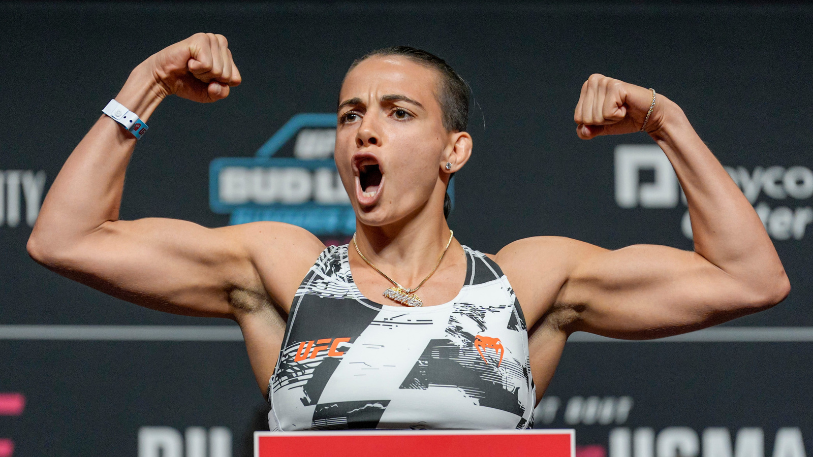 Hunter Campbell porównuje imponującą gwiazdę UFC Oklahoma City do Demetriousa Johnsona