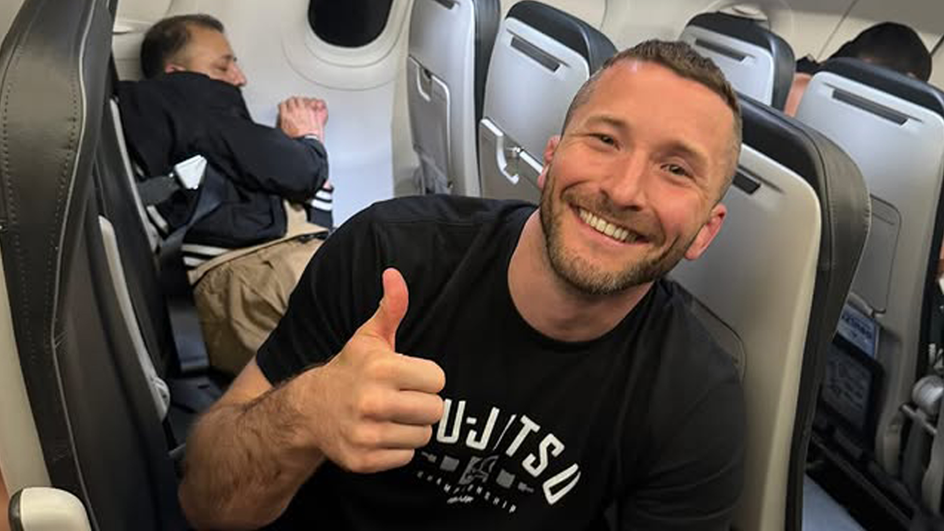 I tackled Frontier maniac who 'opened plane door & choked staff'