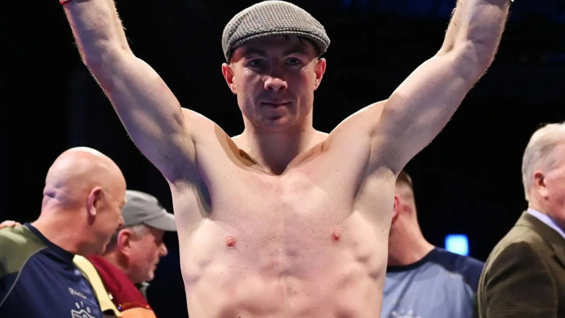 Pierce O'Leary pokonuje Maxiego Hughesa, broniąc tytułu WBC International