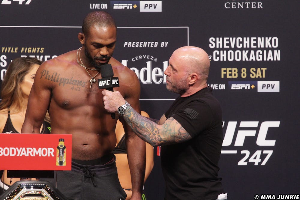 Joe Rogan o stanie Jona Jonesa: Mistrz nie chce kończyć kariery pomimo problemów z biodrem