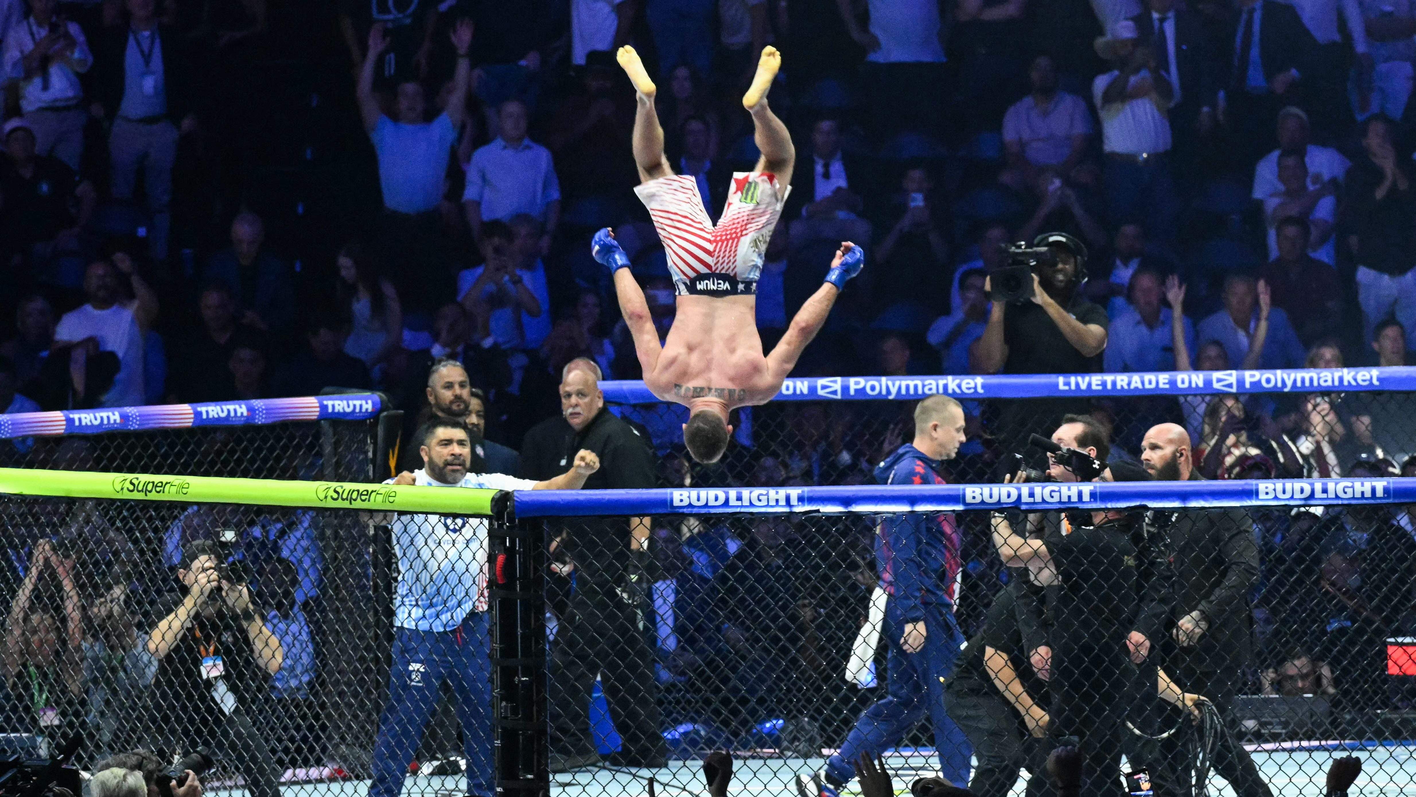 Justin Gaethje szokuje świat MMA i zatrzymuje Ilię Topurię