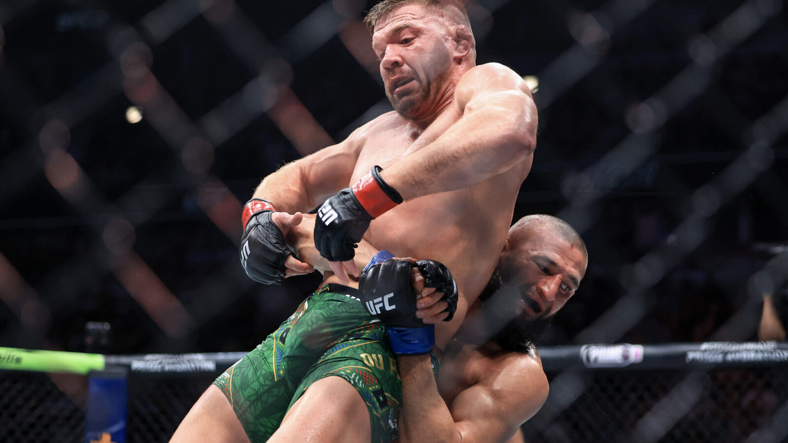 Khamzat Chimaev w zawieszeniu. UFC odrzuca propozycje walk „Wilka”