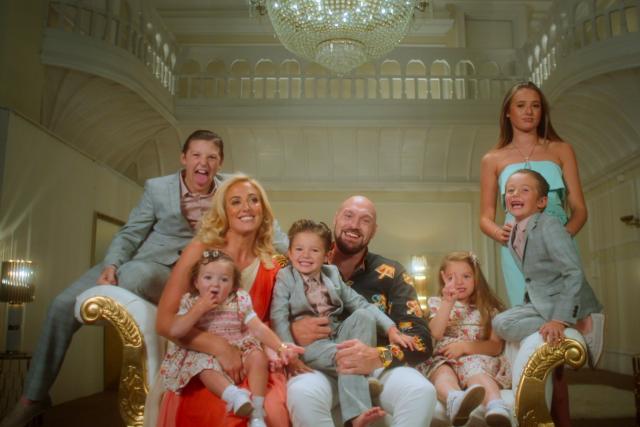 Boks coraz bardziej 'show' w walce o uwagę mediów. Eksperci komentują nowe trendy