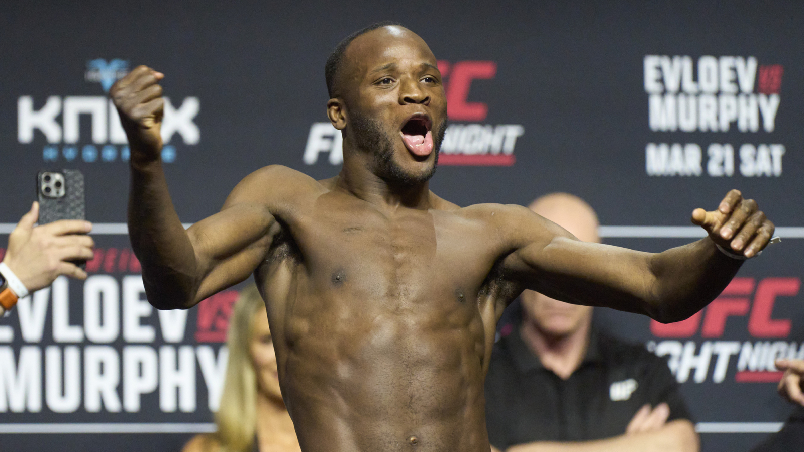 Kontrowersyjny debiut Losene Keity w UFC. 'Rabunek' w Londynie