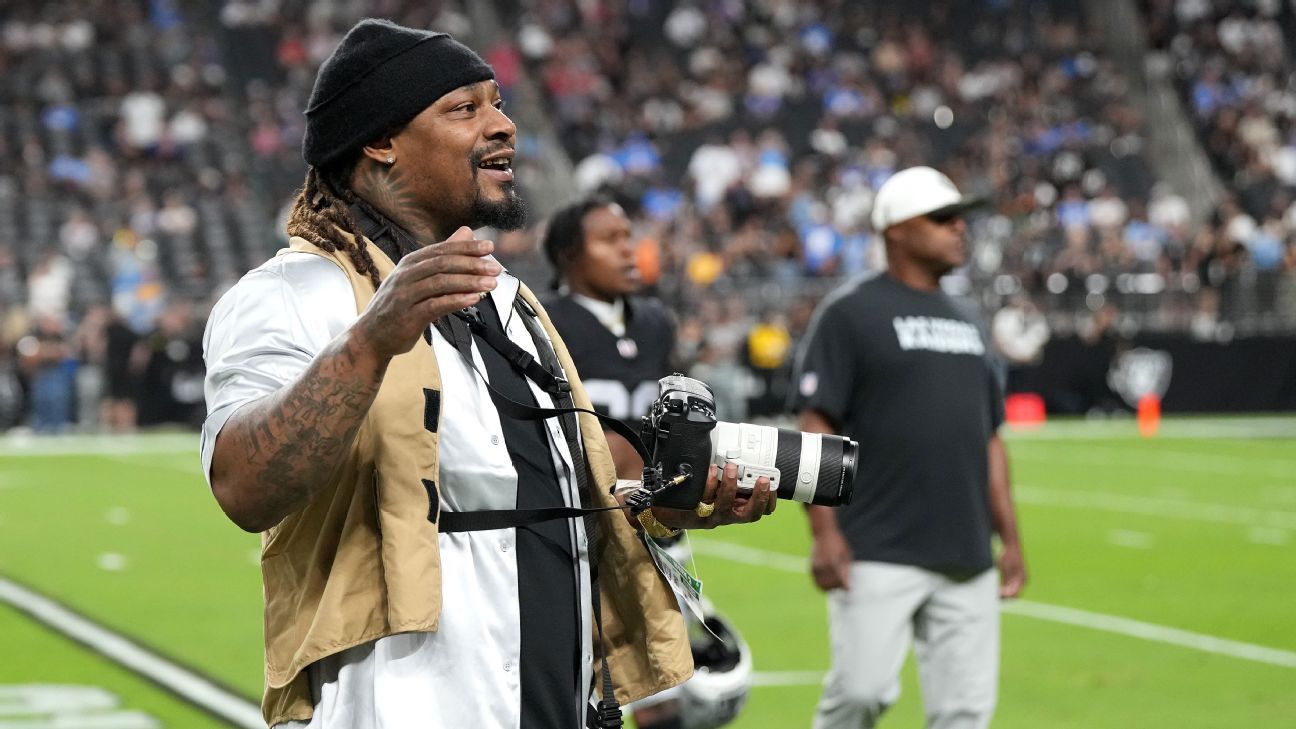 Marshawn Lynch zamienił futbol na MMA? Gwiazda NFL w roli fotografa przy klatce