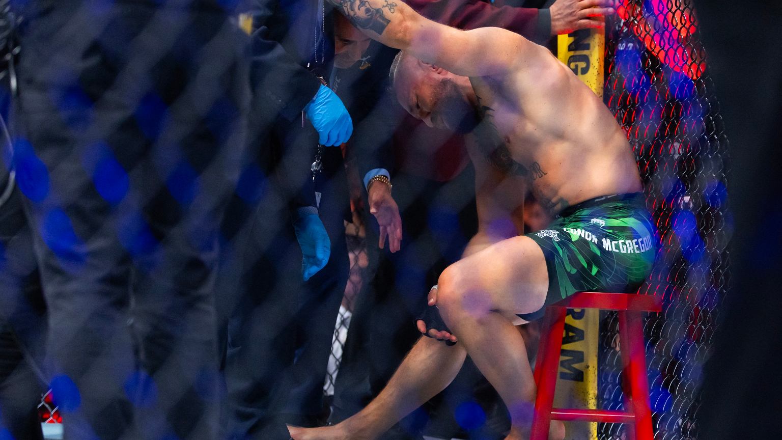 Kontrowersje wokół kontuzji Conora McGregora na UFC 329. Symulacja czy pech?