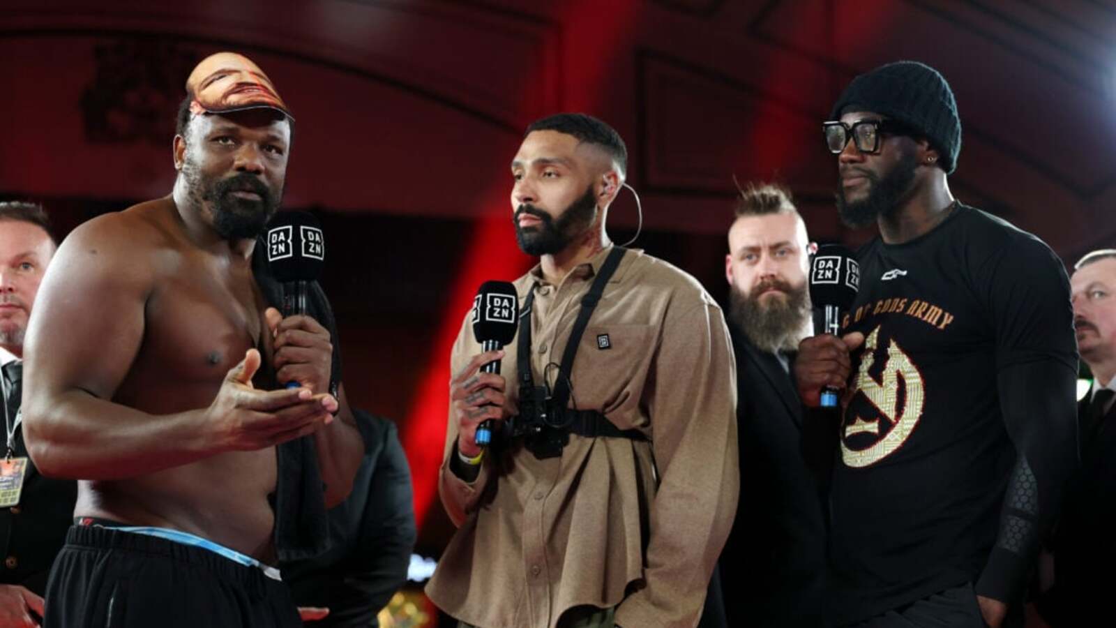 Derek Chisora w masce Tysona Fury'ego na ostatniej konfrontacji z Deontayem Wilderem