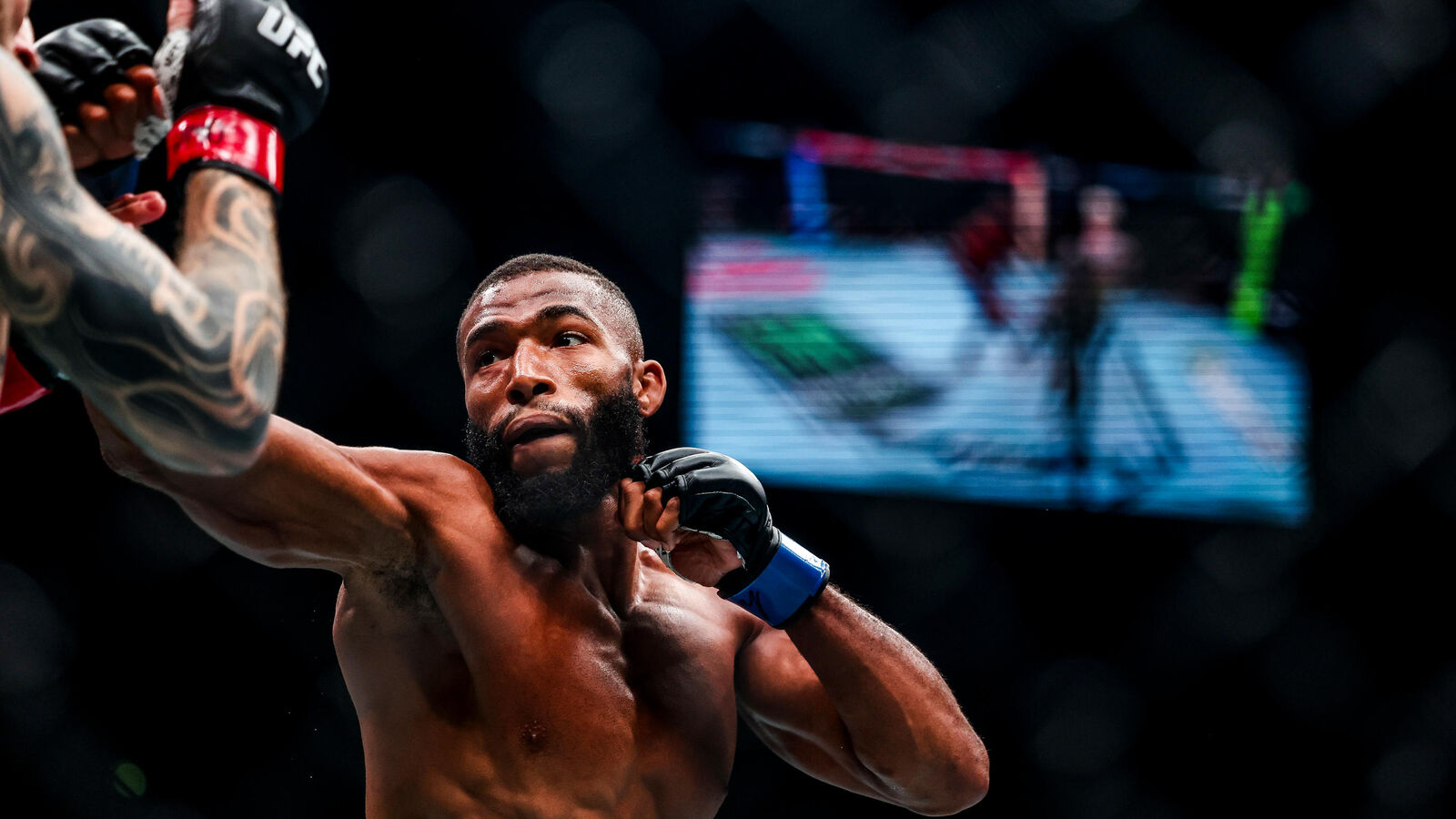 Salahdine Parnasse awansuje w rankingu UFC po spektakularnym debiucie w Paryżu