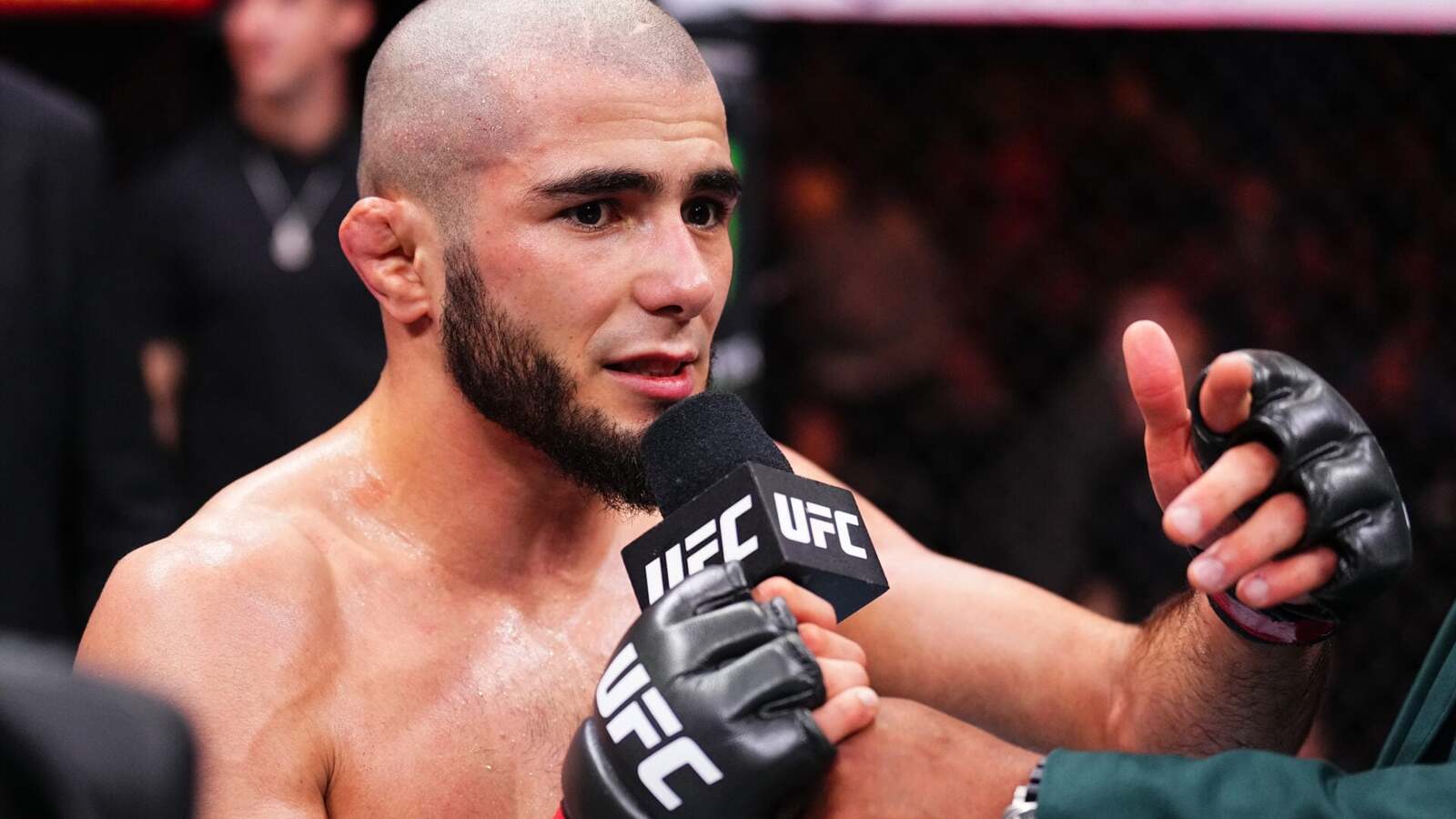 Muhammad Mokaev wysyła wiadomość do Dany White'a po zdobyciu dwóch pasów poza UFC