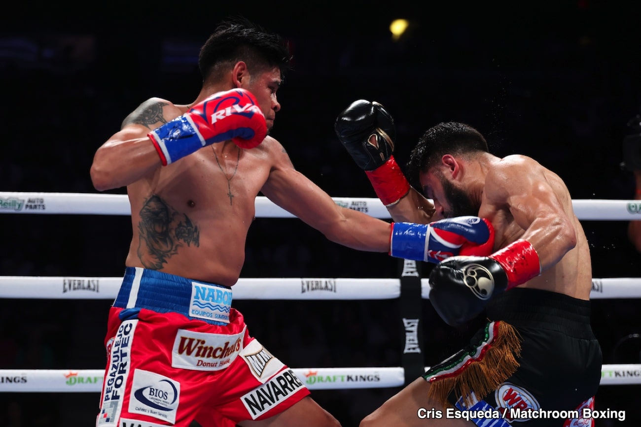 Emanuel Navarrete unifikuje pasy wagi super piórkowej, stopując Eduardo Nuneza