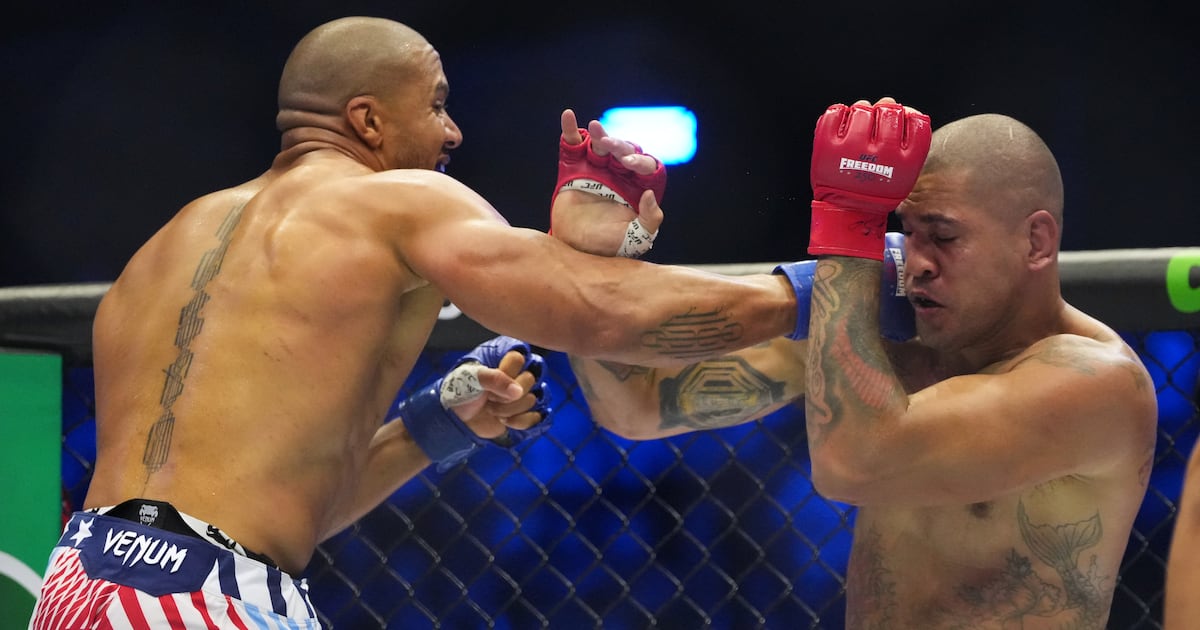 Pereira wściekły po 'nielegalnych ciosach' Gane'a w walce o tymczasowy pas UFC