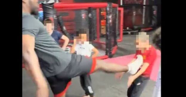 Skandal we Francji: Trener MMA zawieszony za kopanie uczniów w brzuch