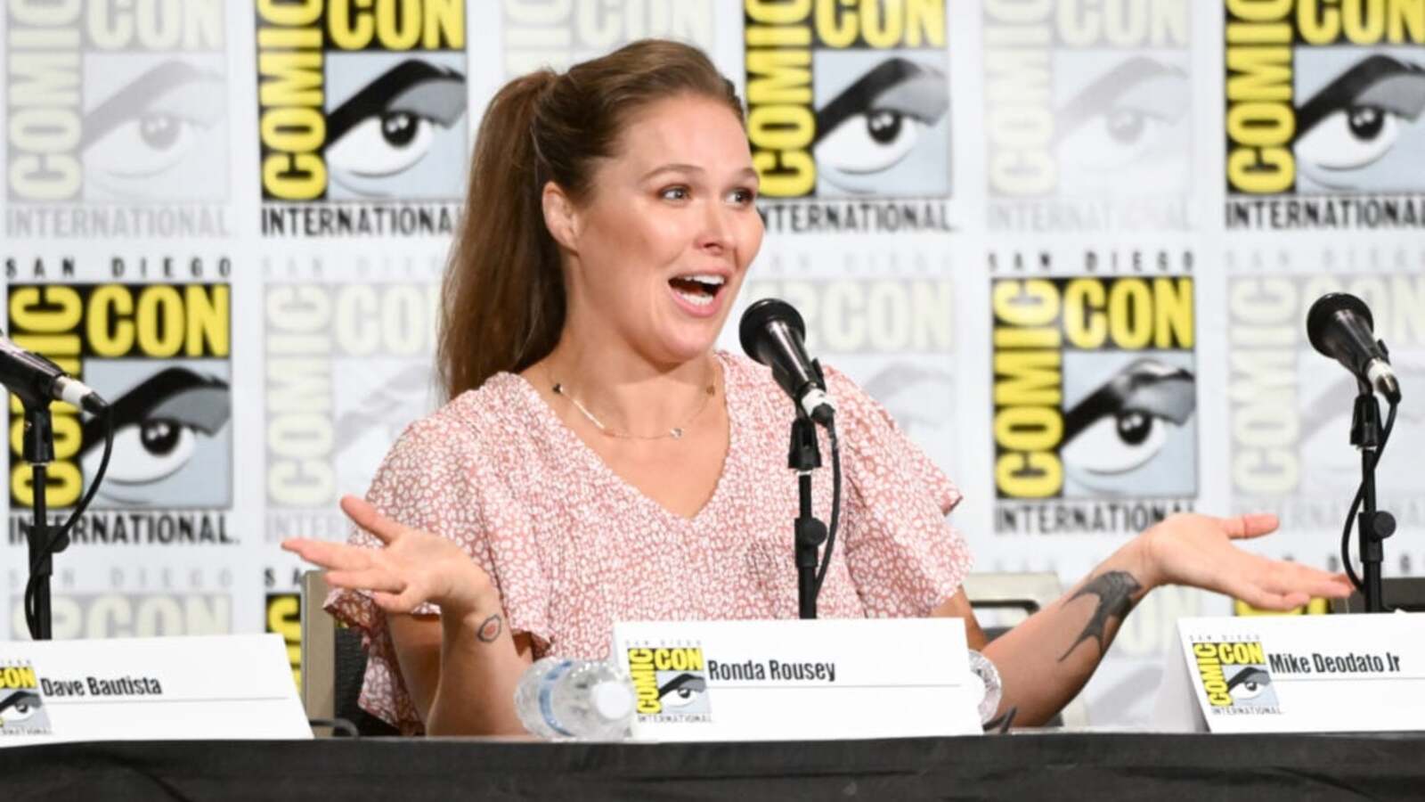 Ronda Rousey o relacji z Kaylą Harrison: „Staram się pomagać mojej krnąbrnej młodszej siostrze”