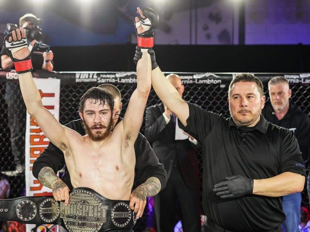 Lenny White broni pasa mistrzowskiego MMA: Historia triumfu nad tragedią