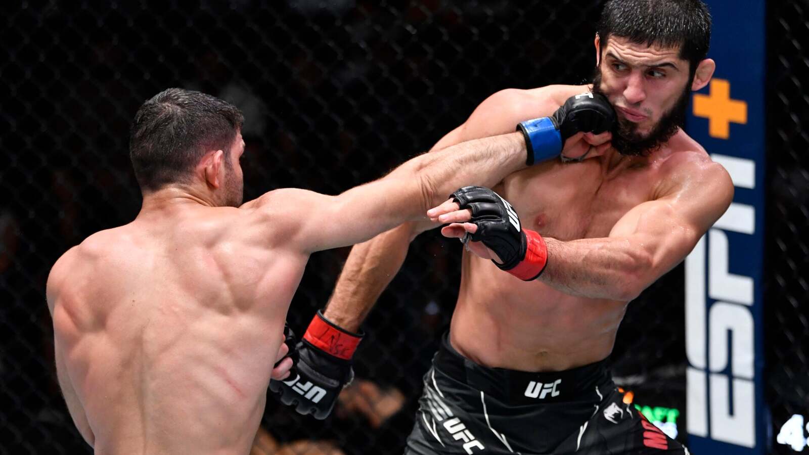 UFC zwalnia weterana 16 walk, z którym Islam Makhachev walczył w swoim pierwszym main evencie