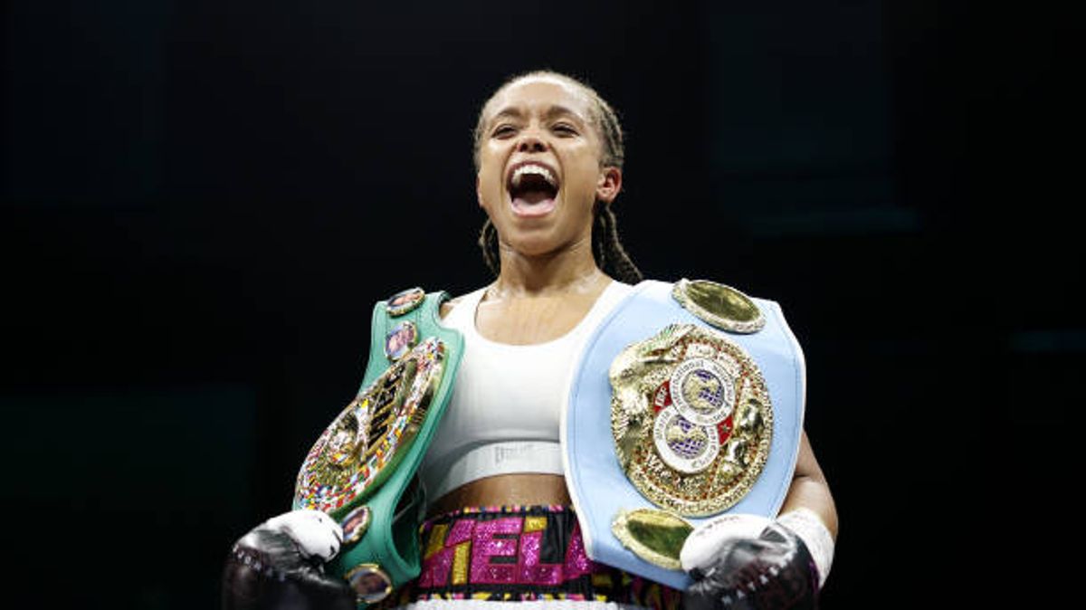 Natasha Jonas próbuje sił w wyścigach konnych. Mistrzyni boksu na symulatorze jeździeckim